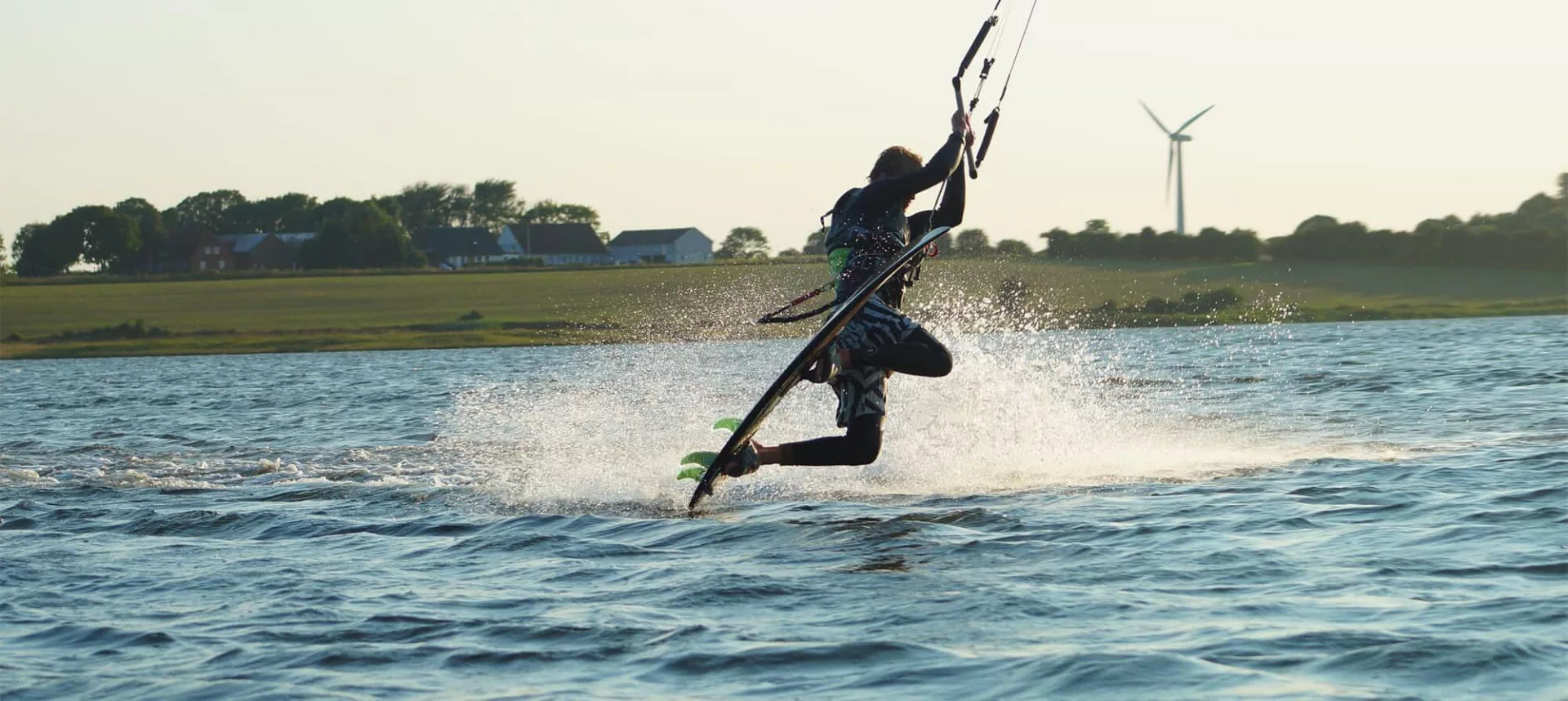 Kitesurfer an der Kegnæs Küste in Dänemark